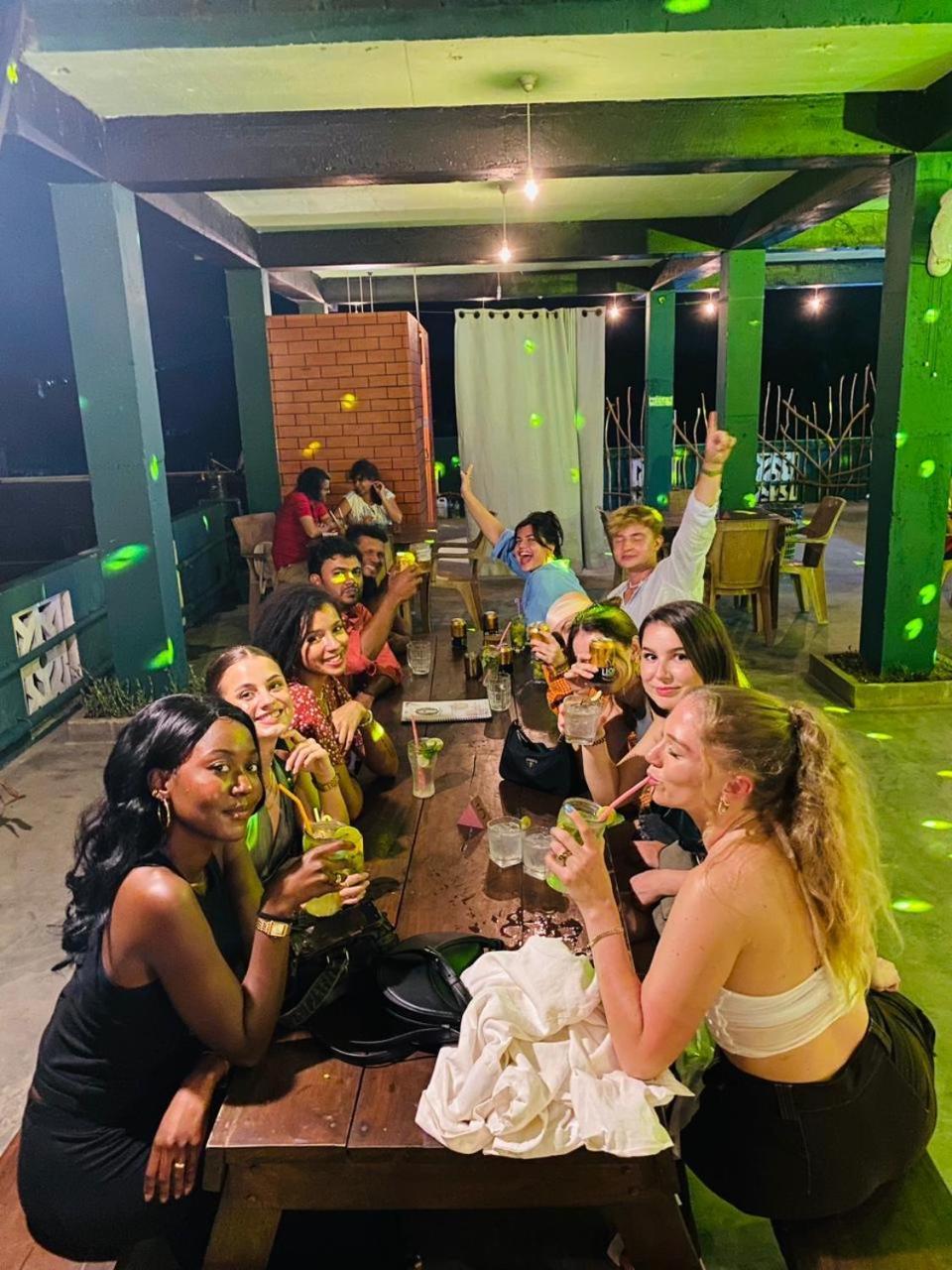 Beach Break Surf Hostel Weligama Luaran gambar