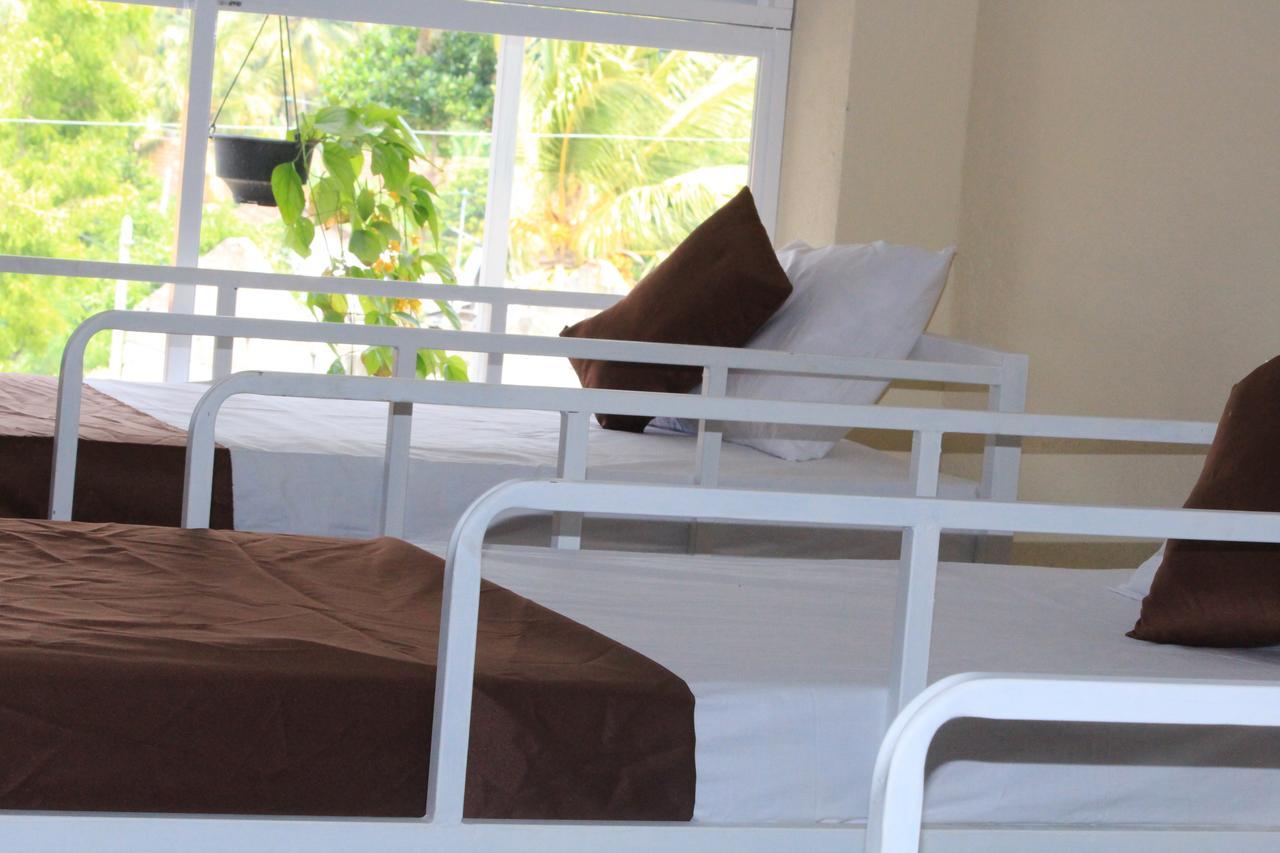 Beach Break Surf Hostel Weligama Luaran gambar