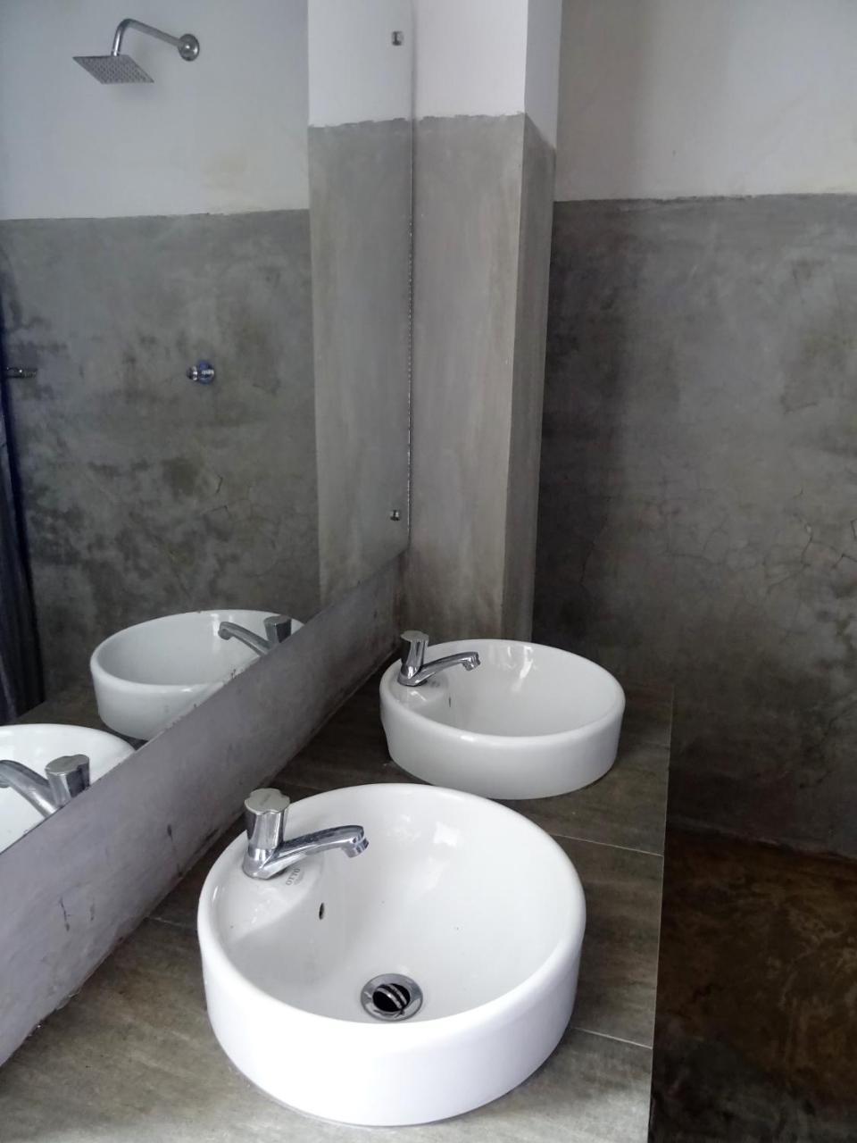 Beach Break Surf Hostel Weligama Luaran gambar