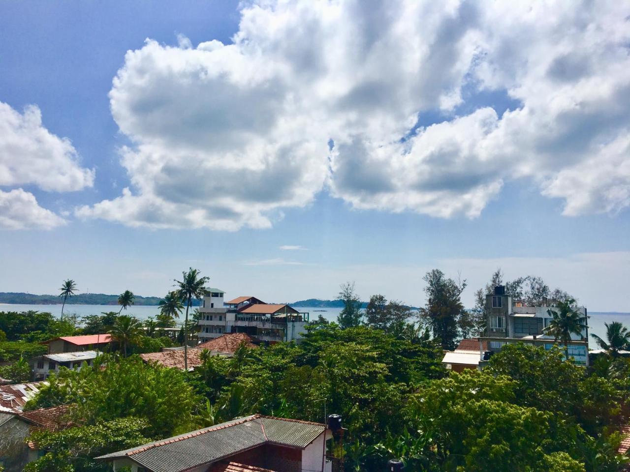 Beach Break Surf Hostel Weligama Luaran gambar