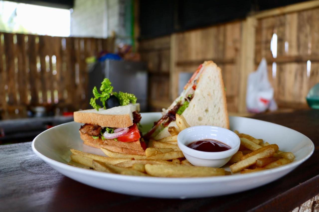Beach Break Surf Hostel Weligama Luaran gambar